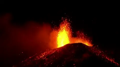 Activos por primera vez en 20 años los cuatro cráteres del volcán Etna Activos por primera vez en 20 años los cuatro cráteres del volcán Etna