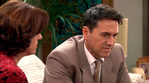 Abel, desconcertado ante la extraña actitud de Emma y Manolín