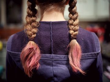 NIña con el pelo trenzado