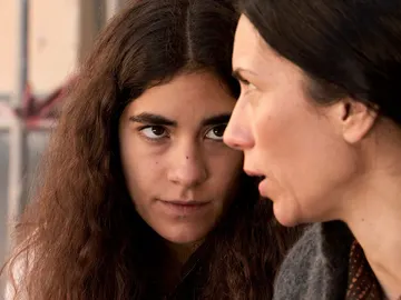 ¿Por qué protege Anabel a Manolita de las presas? ¿Por qué protege Anabel a Manolita de las presas?