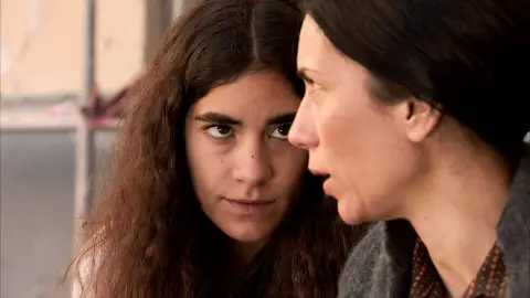 ¿Por qué protege Anabel a Manolita de las presas? ¿Por qué protege Anabel a Manolita de las presas?