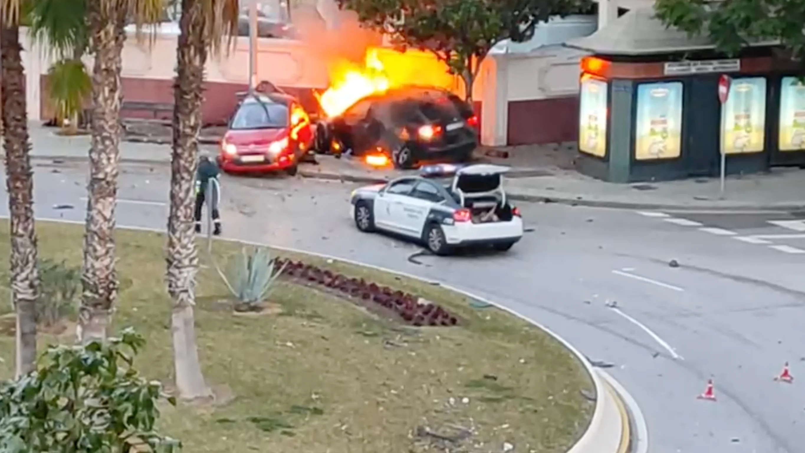 Un accidente de coche provoca el incendio de varios vehículos en Virreina Málaga