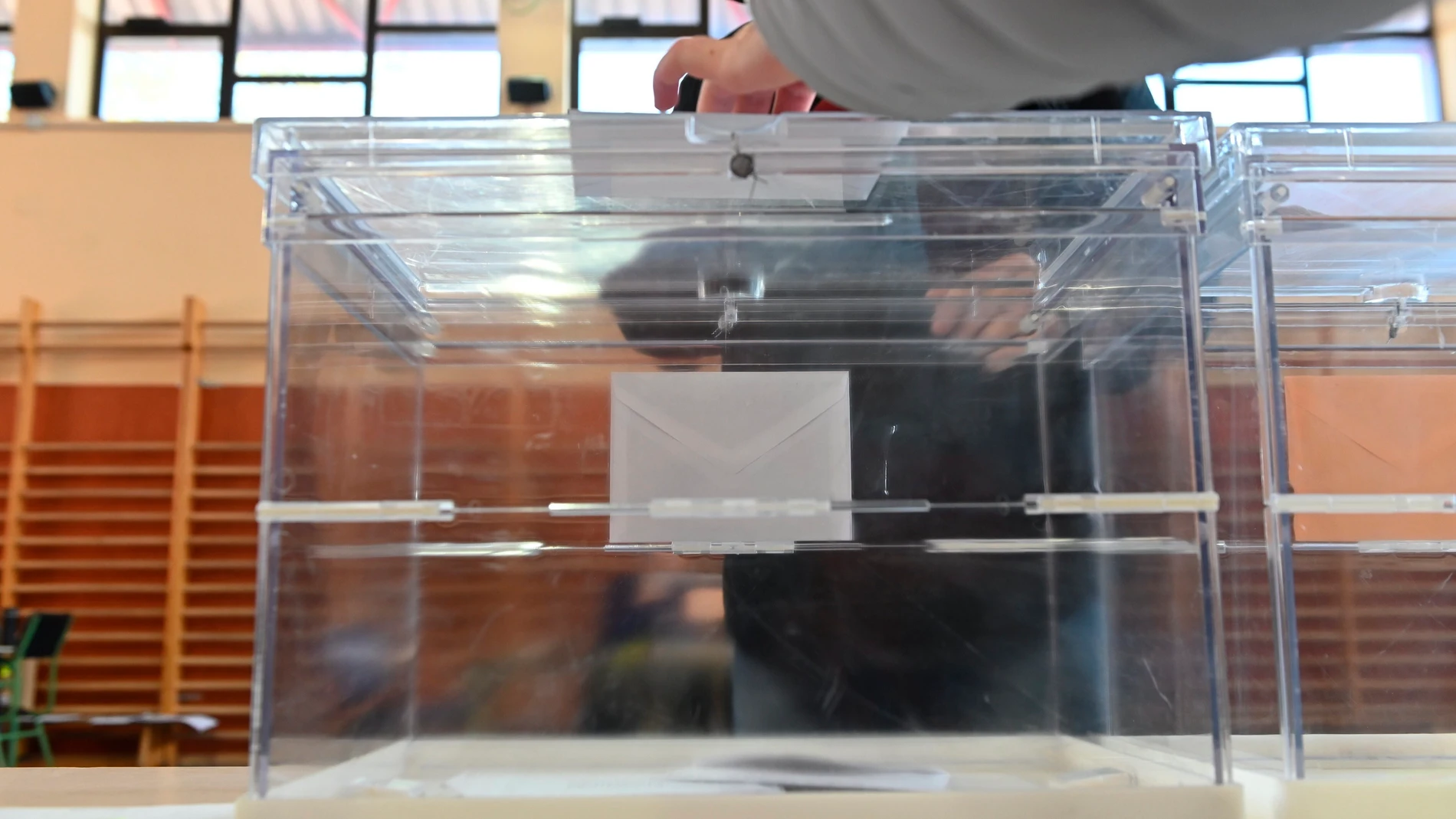 Una persona ejerce su derecho al voto Una persona ejerce su derecho al voto