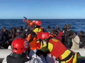 Open Arms rescata a 45 personas, una de ellas embarazada, hacinadas en una barca en mitad del Mediterráneo