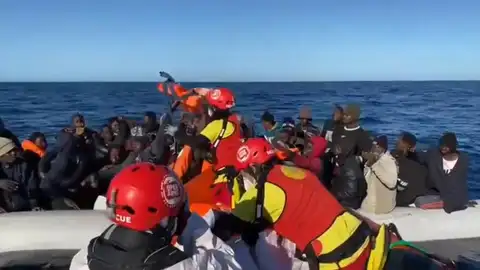 Open Arms rescata a 45 personas, una de ellas embarazada, hacinadas en una barca en mitad del Mediterráneo Open Arms rescata a 45 personas, una de ellas embarazada, hacinadas en una barca en mitad del Mediterráneo