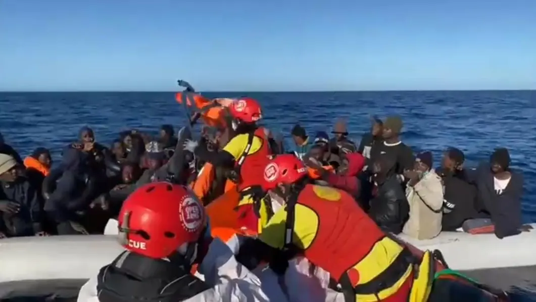 Open Arms rescata a 45 personas, una de ellas embarazada, hacinadas en una barca en mitad del Mediterr&aacute;neo
