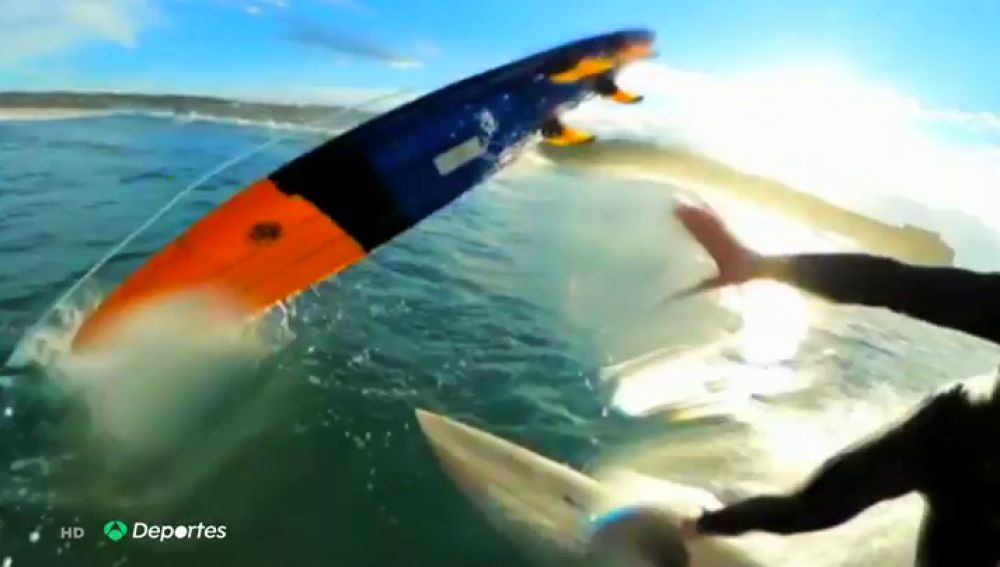 Sebastian Steudtner graba el terrible momento en que la tabla de otro surfista le golpea mientras cabalga una ola en Nazaré