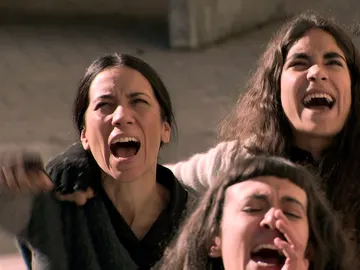 Manolita comete un grave error: se une a la revuelta en Yeserías Manolita comete un grave error: se une a la revuelta en Yeserías