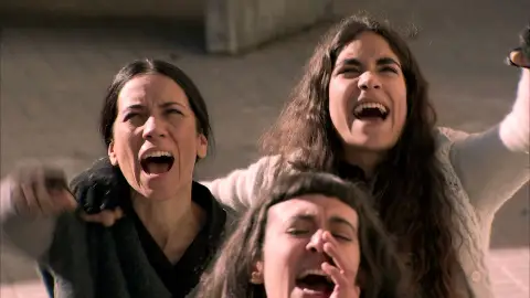 Manolita comete un grave error: se une a la revuelta en Yeserías Manolita comete un grave error: se une a la revuelta en Yeserías