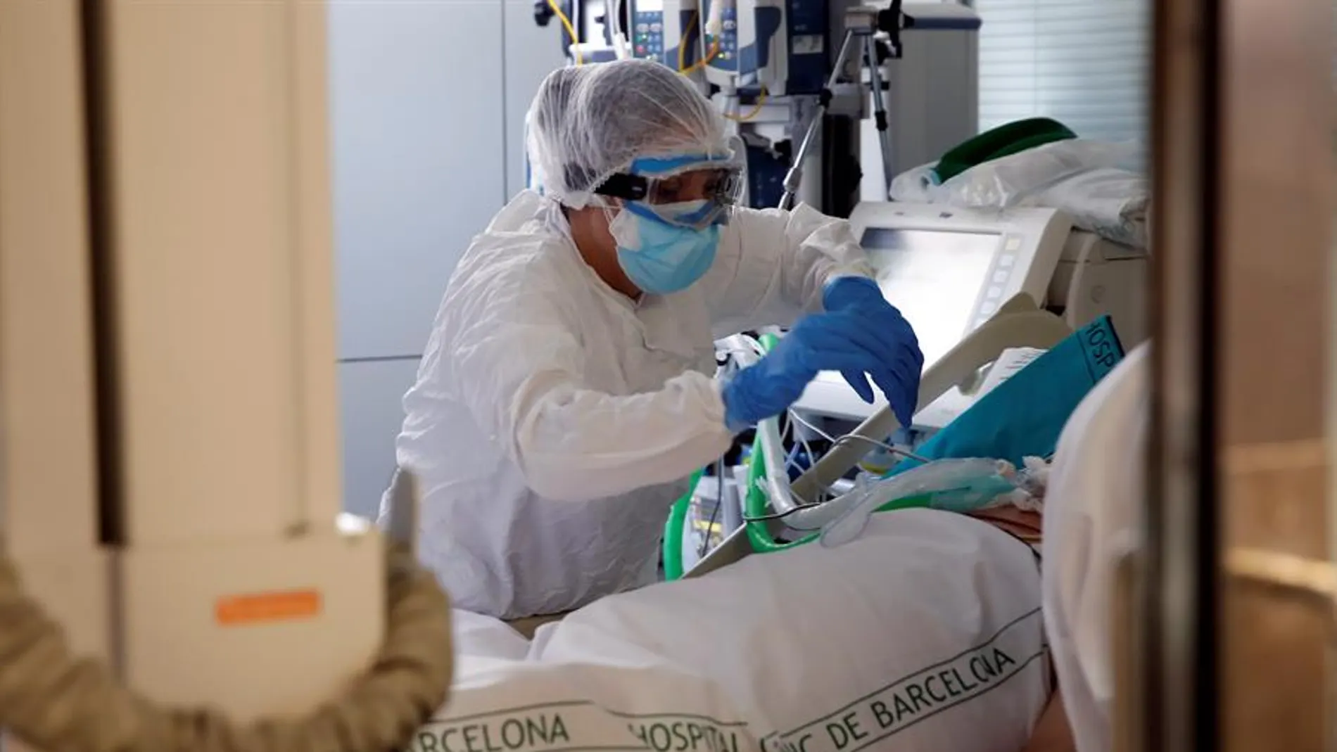 Sanitarios trabajando en una UCI Sanitarios trabajando en una UCI