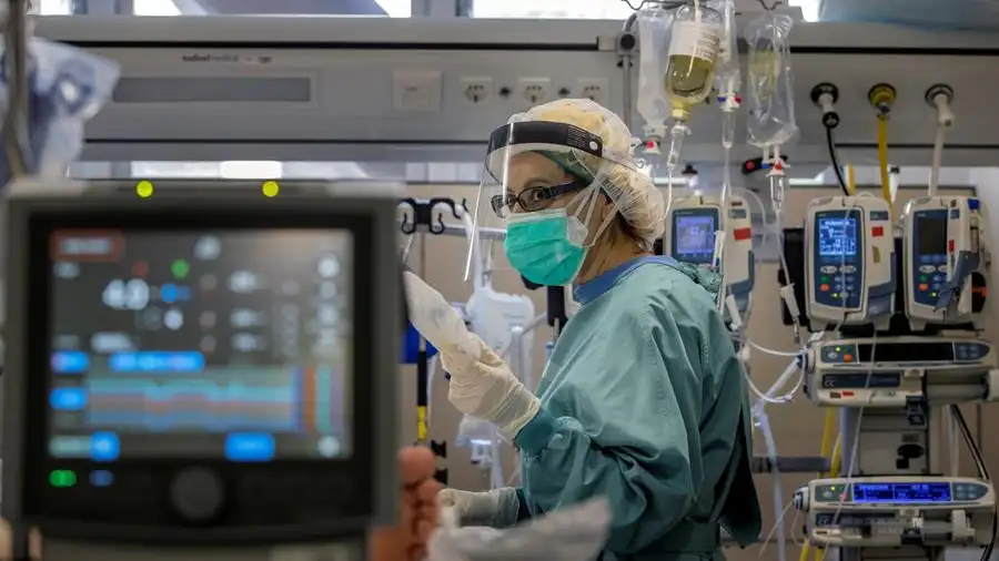 M&eacute;dico en una UCI coronavirus