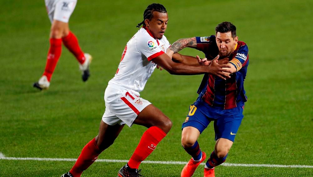 Koundé y Messi disputan el balón durante un Sevilla - Barcelona