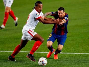 Koundé y Messi disputan el balón durante un Sevilla - Barcelona