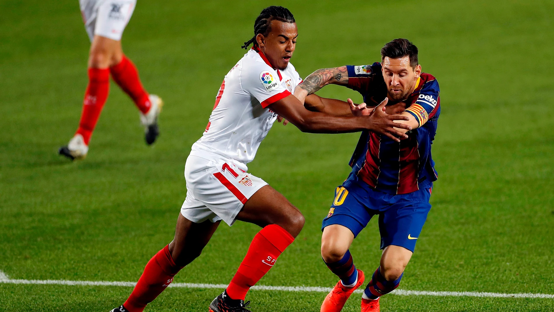 Koundé y Messi disputan el balón durante un Sevilla - Barcelona Koundé y Messi disputan el balón durante un Sevilla - Barcelona