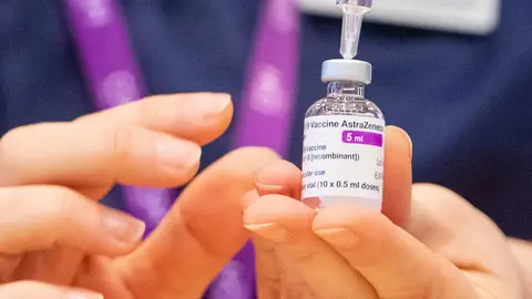 Una dosis de la vacuna de AstraZeneca El contrato de Astrazeneca con Reino Unido se firmó después que el de la Unión Europea