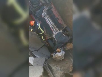 Un hombre queda atrapado con su coche en un socavón en Majadahonda, Madrid