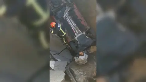 Un hombre queda atrapado con su coche en un socavón en Majadahonda, Madrid Un hombre queda atrapado con su coche en un socavón en Majadahonda, Madrid