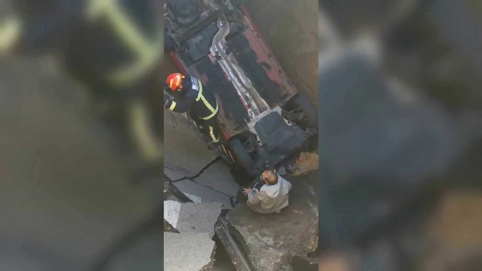 Un hombre queda atrapado con su coche en un socavón en Majadahonda, Madrid Un hombre queda atrapado con su coche en un socavón en Majadahonda, Madrid
