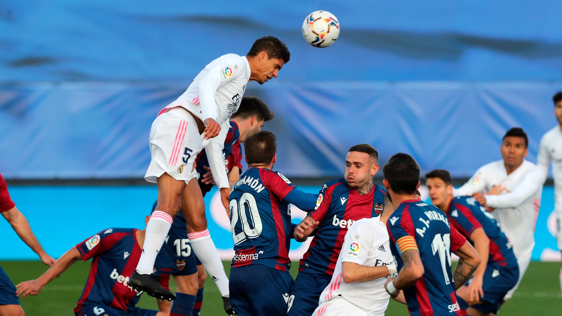 Varane anotó un doblete contra el Huesca Varane anotó un doblete contra el Huesca