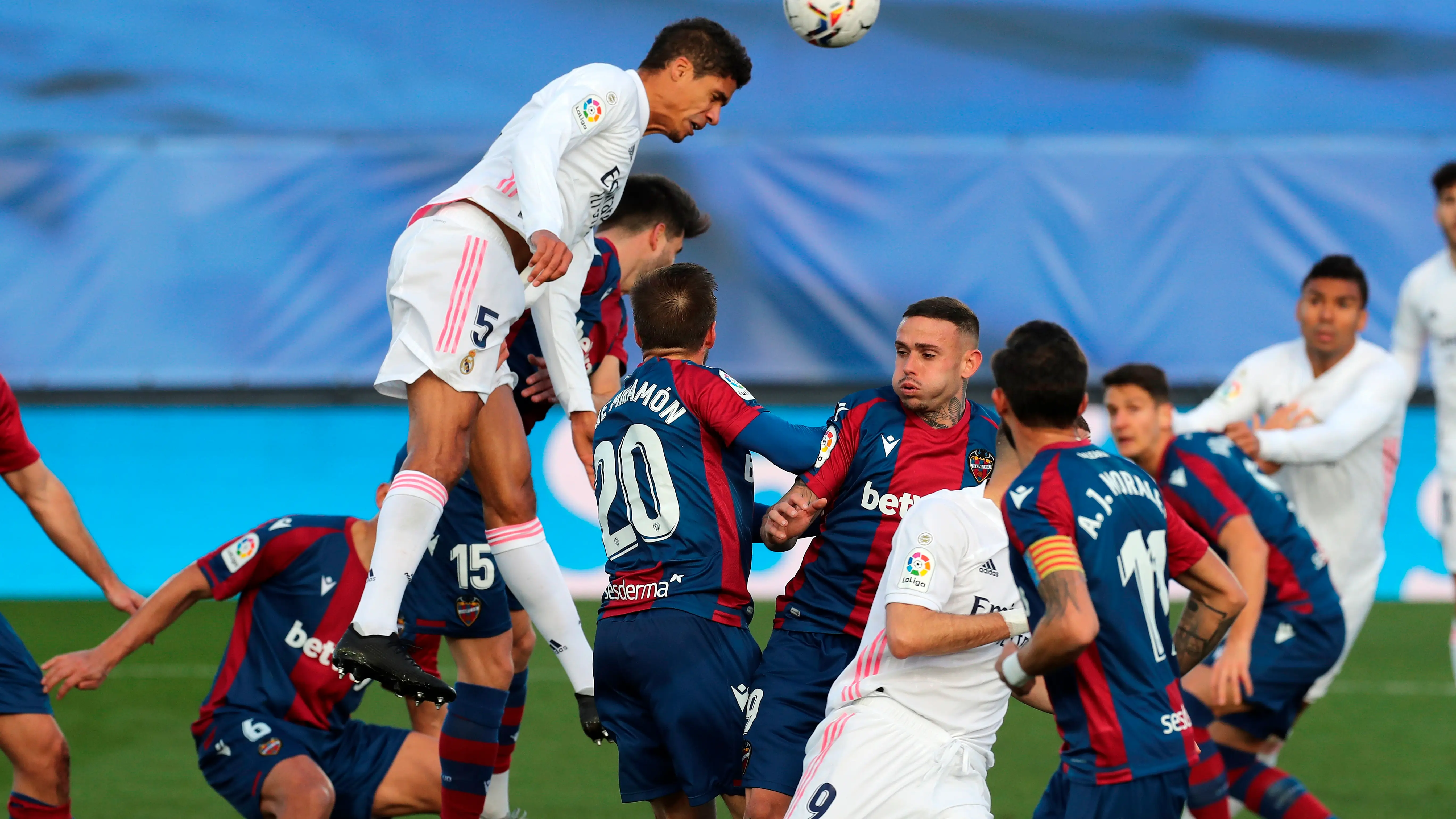 Varane anotó un doblete contra el Huesca Varane anotó un doblete contra el Huesca