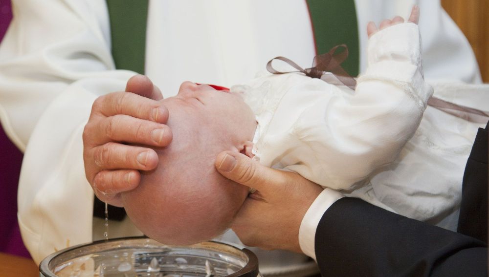 El bebé murió por tener líquido en sus pulmones tras bautizarse en Rumanía