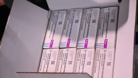 España recibe las primeras dosis de la vacuna de AstraZeneca El ministerio de Sanidad ha informado de que se han recibido las primera remeda de vacunas de AstraZeneca y la Universidad de Oxford. En total 196.800