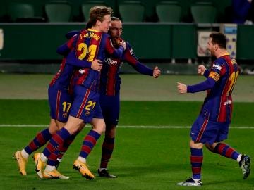 El Barcelona remonta al Betis en una segunda parte loca