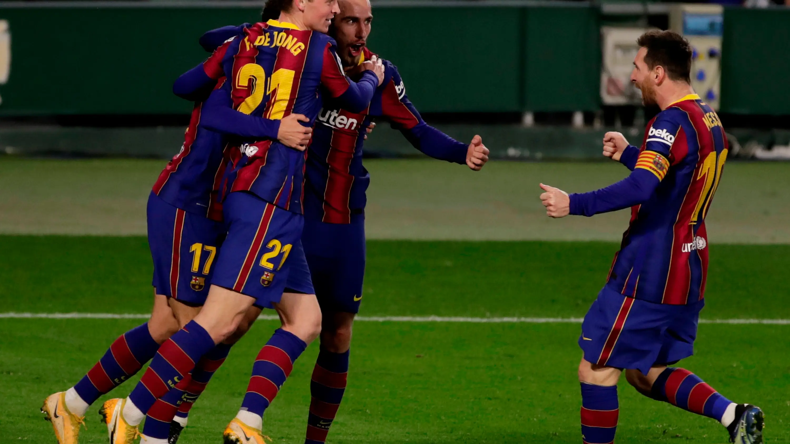 El Barcelona remonta al Betis en una segunda parte loca