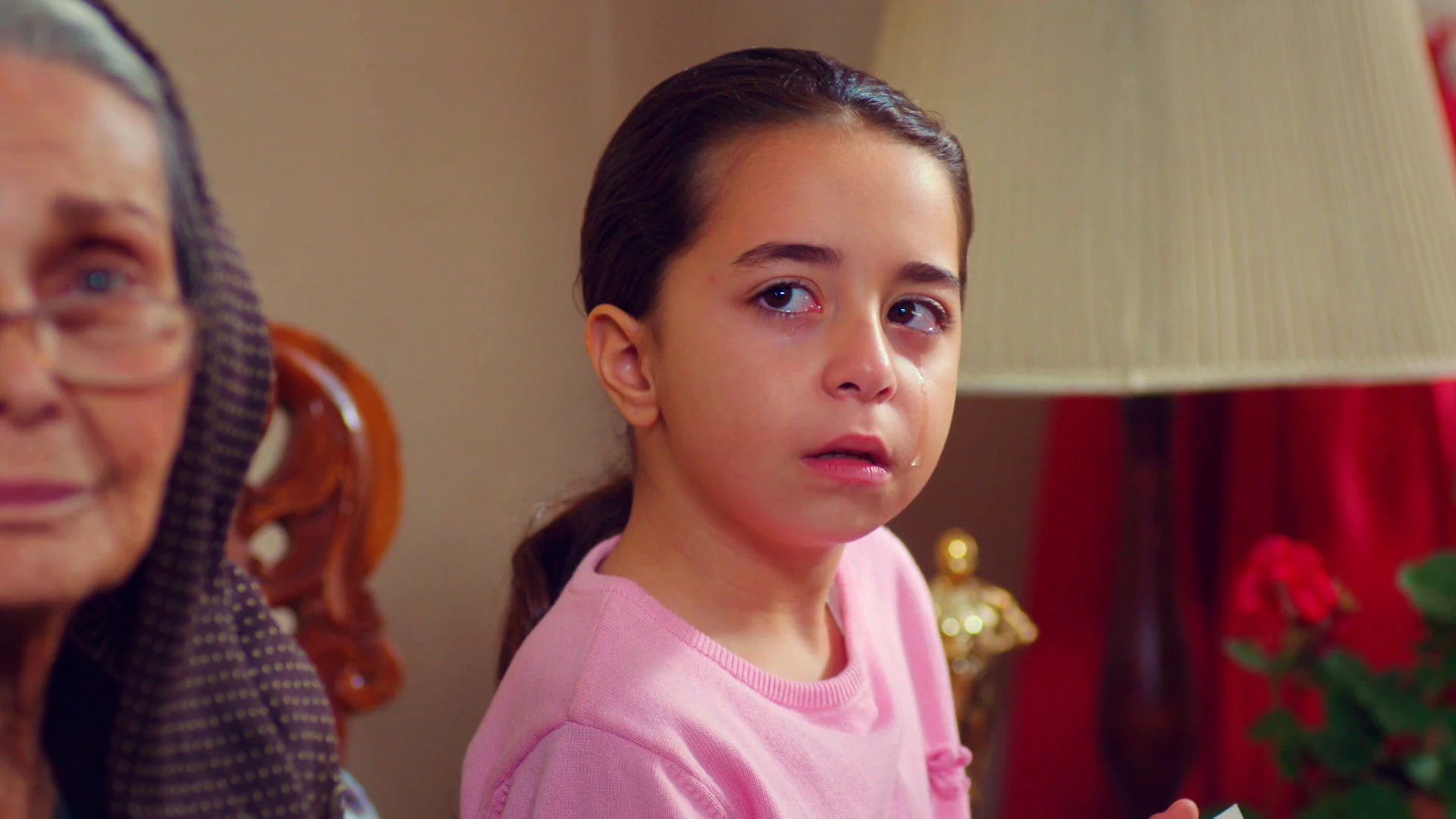 Demir recibe un inesperado y duro golpe de Öykü en la visita de los Servicios Sociales 'Mi hija'