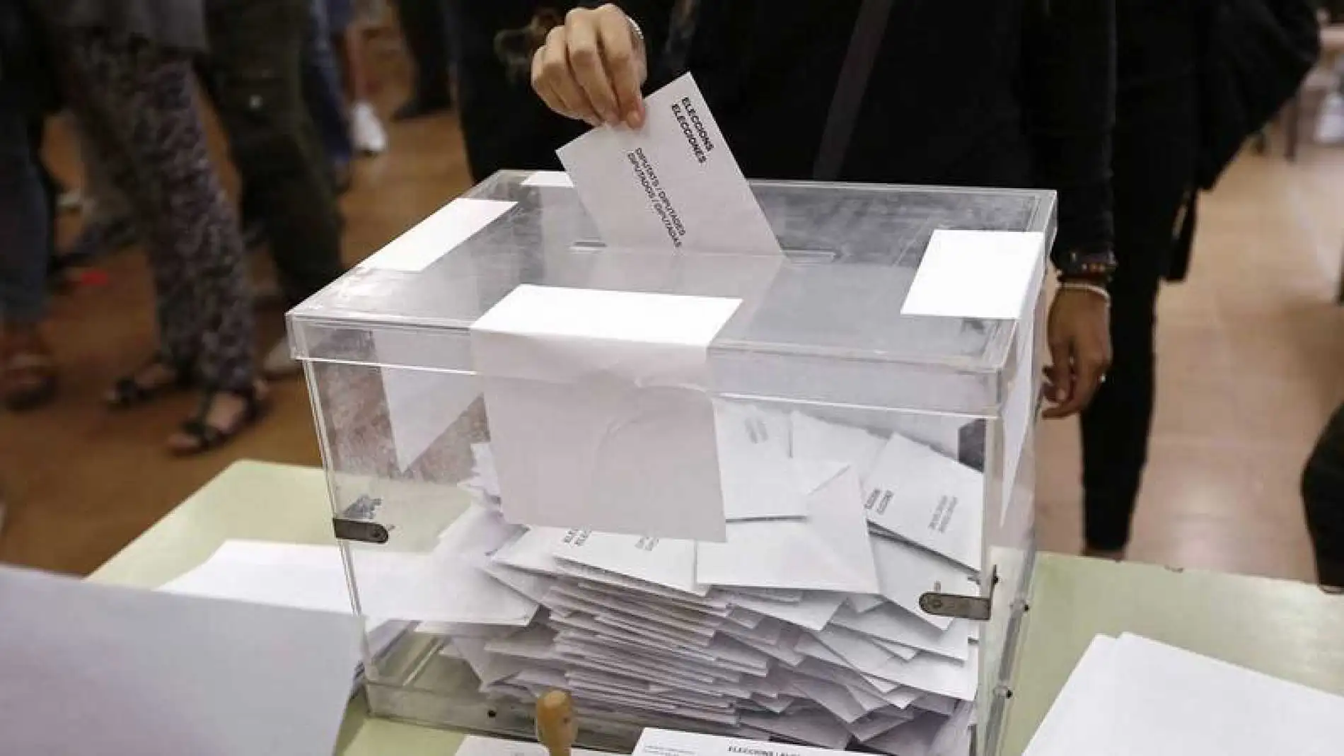 Urnas de las elecciones catalanas llenas de papeletas