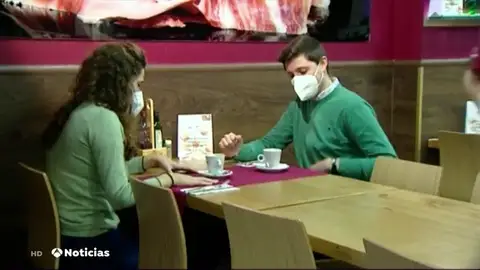 El "desayuneo", la nueva moda que ayuda a los hosteleros a pesar de las restricciones Se trata de quedar para desayunar para así poder pasar un rato con amigos antes de ir a trabajar.