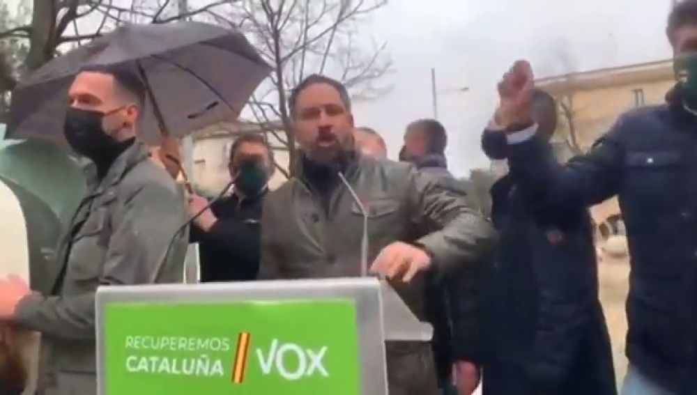 Lanzan piedras a Santiago Abascal en un acto de Vox de cara a las elecciones catalanas
