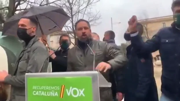 Lanzan piedras a Santiago Abascal en un acto de Vox de cara a las elecciones catalanas Lanzan piedras a Santiago Abascal en un acto de Vox de cara a las elecciones catalanas