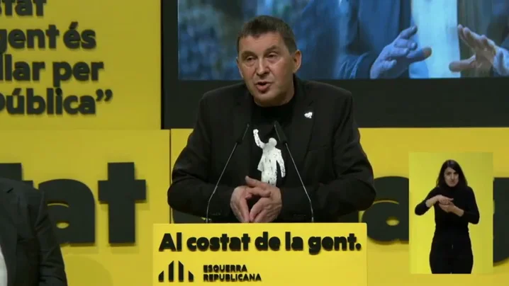 Arnald Otegui, reclamo de ERC en su mitin central de campa&ntilde;a para las Elecciones Catalanas: "La derecha sigue en el 'qui&eacute;n la tiene m&aacute;s larga'"