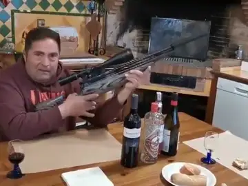 Los Mossos detienen a un hombre por amenazar con un rifle Los Mossos detienen a un hombre por amenazar con un rifle