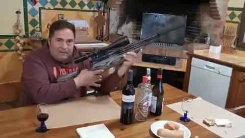 Los Mossos detienen a un hombre por amenazar con un rifle Los Mossos detienen a un hombre por amenazar con un rifle