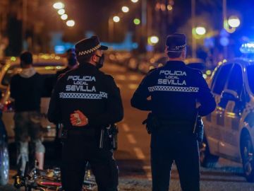 Dos agentes de la Policía Local de Sevilla en su turno de vigilancia