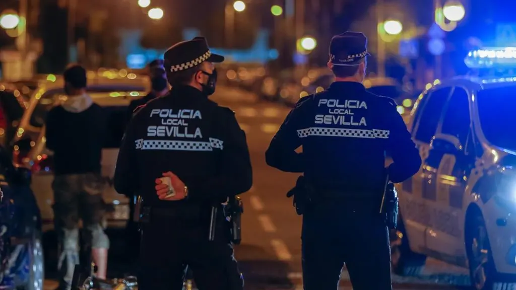 Dos agentes de la Polic&iacute;a Local de Sevilla en su turno de vigilancia