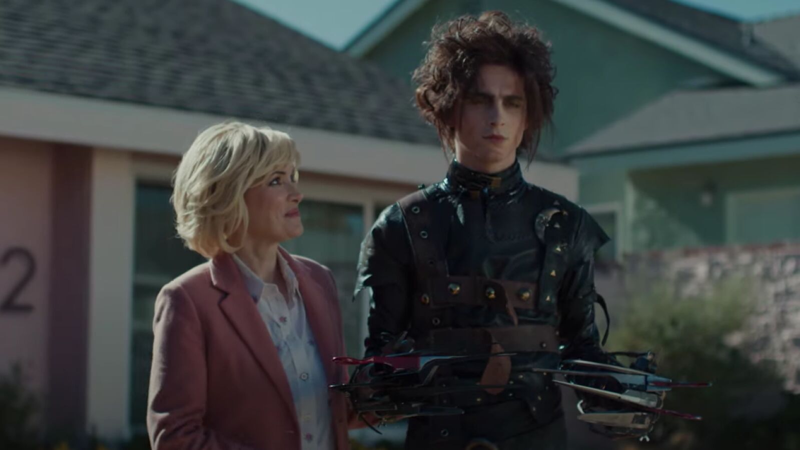 Timothée Chalamet se convierte en el hijo de Eduardo Manostijeras en este anuncio de la Super Bowl con Winona Ryder