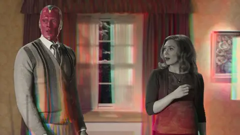 Paul Bettany y Elizabeth Olsen en 'WandaVision' Bruja Escarlata y Vision en la serie de Marvel