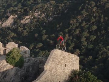 Polémica por el vídeo del 'rider' Pol Tarrés en el Castillo de Burriac, un recinto histórico protegido del siglo XI