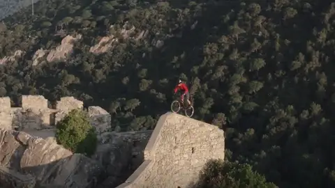 Polémica por el vídeo del 'rider' Pol Tarrés en el Castillo de Burriac, un recinto histórico protegido del siglo XI Polémica por el vídeo del 'rider' Pol Tarrés en el Castillo de Burriac, un recinto histórico protegido del siglo XI