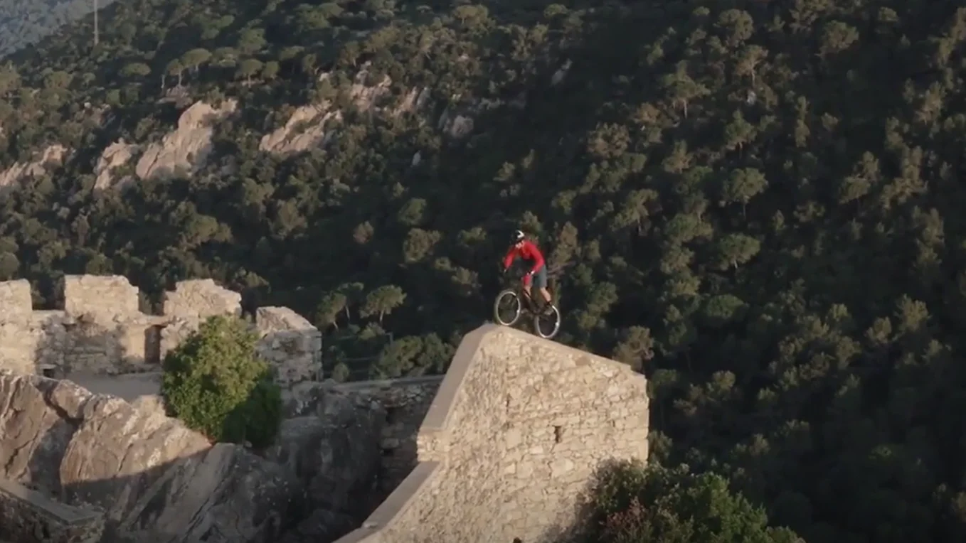 Polémica por el vídeo del 'rider' Pol Tarrés en el Castillo de Burriac, un recinto histórico protegido del siglo XI Polémica por el vídeo del 'rider' Pol Tarrés en el Castillo de Burriac, un recinto histórico protegido del siglo XI