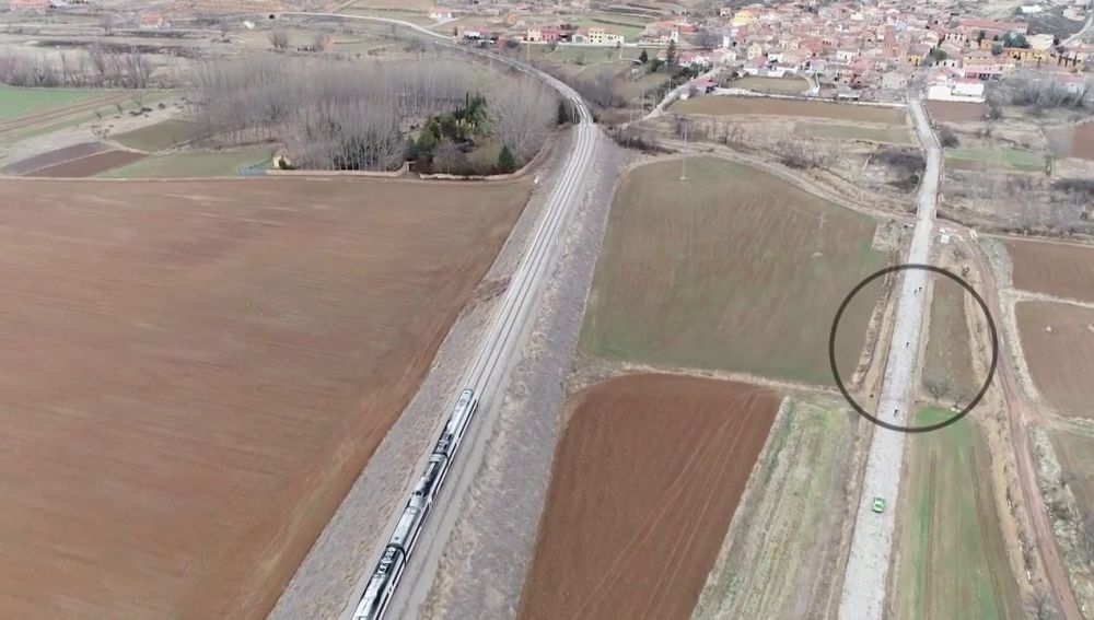 El tren contra ciclistas; el reto para mostrar la lentitud del ferrocarril Zaragoza-Teruel-Valencia