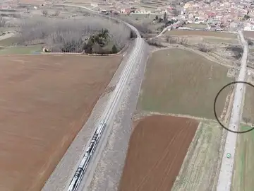 El tren contra ciclistas; el reto para mostrar la lentitud del ferrocarril Zaragoza-Teruel-Valencia El tren contra ciclistas; el reto para mostrar la lentitud del ferrocarril Zaragoza-Teruel-Valencia