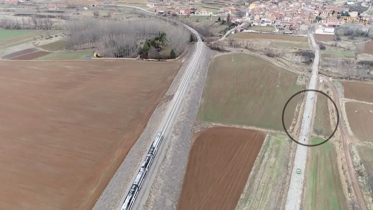 El tren contra ciclistas; el reto para mostrar la lentitud del ferrocarril Zaragoza-Teruel-Valencia