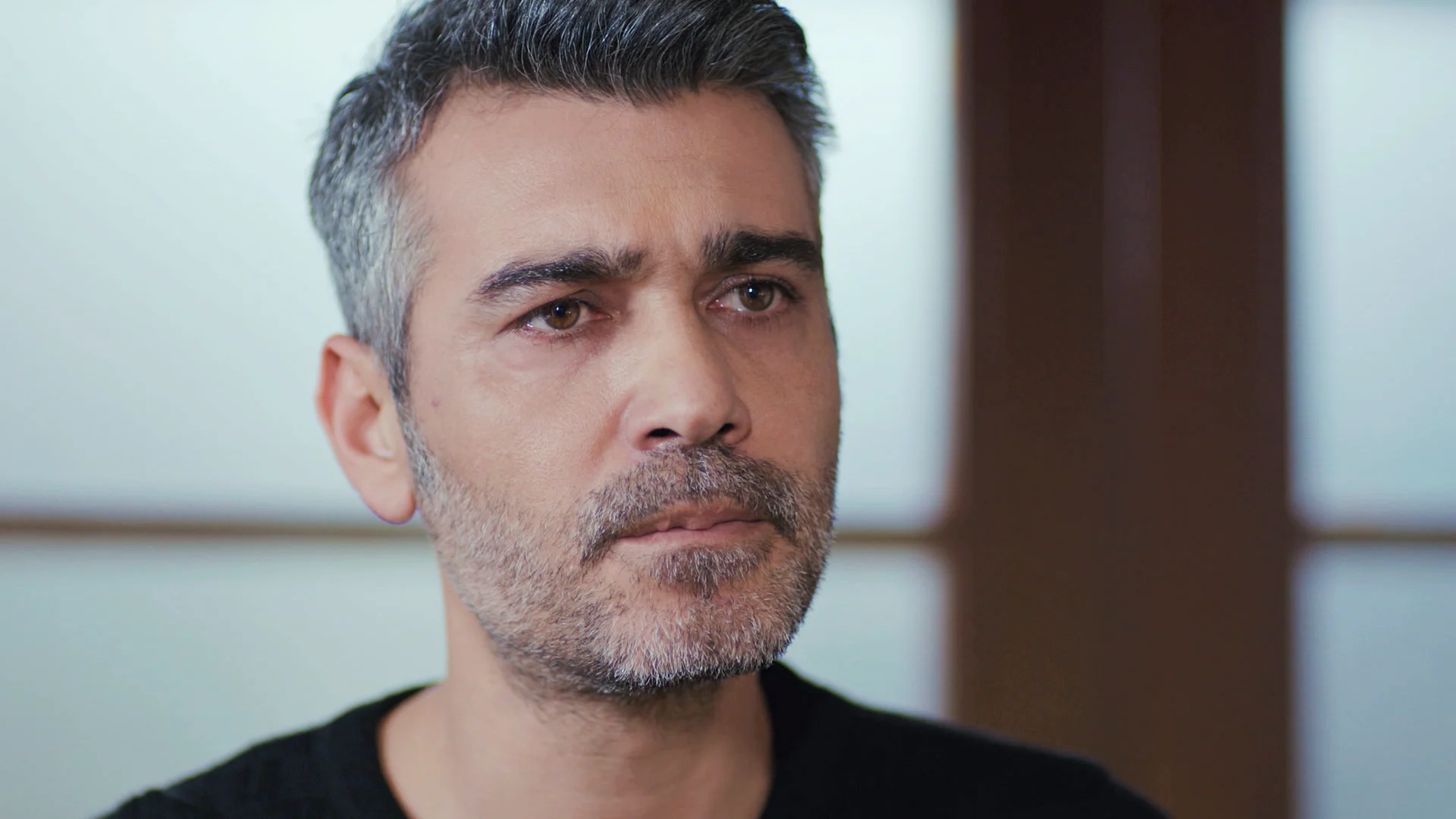 Los celos se apoderan de Sarp cuando descubre que Bahar ha llamado a Arif Los celos se apoderan de Sarp cuando descubre que Bahar ha llamado a Arif