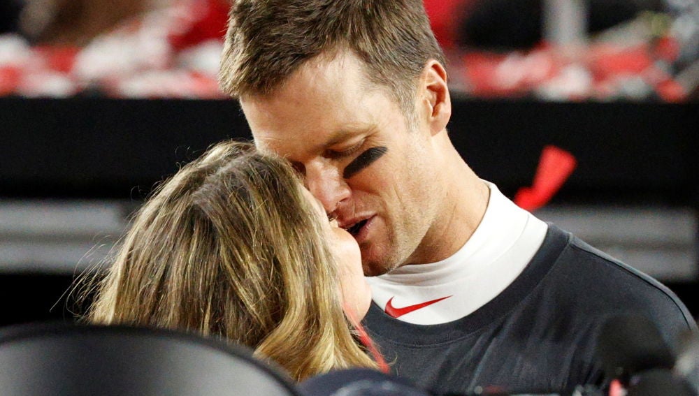 El apasionado beso de Tom Brady a Gisele Bündchen tras ganar la Super Bowl
