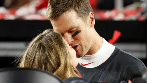 El apasionado beso de Tom Brady a Gisele Bündchen tras ganar la Super Bowl El apasionado beso de Tom Brady a Gisele Bündchen tras ganar la Super Bowl