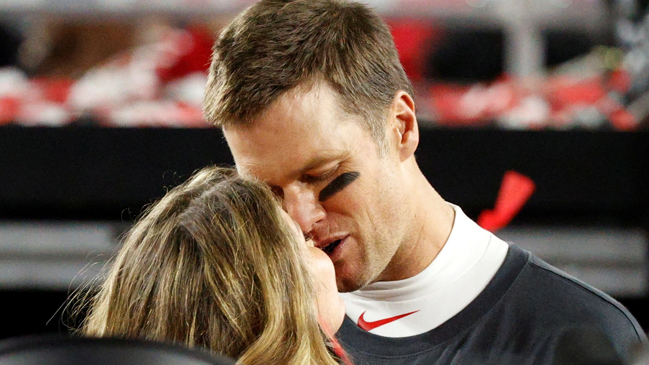El apasionado beso de Tom Brady a Gisele B&uuml;ndchen tras ganar la Super Bowl